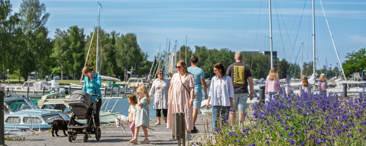 Kävelijöitä kesäisellä satamakadulla.
