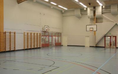 Yleiskuva liikuntasalista, puolapuut taustalla