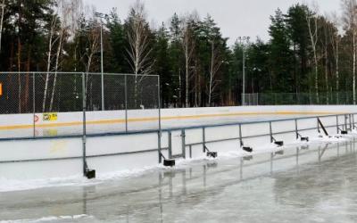 Talvinen kuva luistelukaukalosta