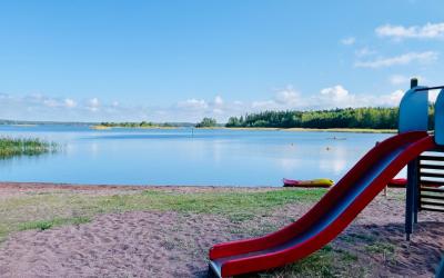 Lasten liukumäki rannalla