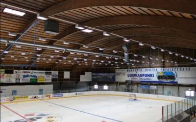 sisäkuva jäähallin jääkaukalosta taustalla mainoksia