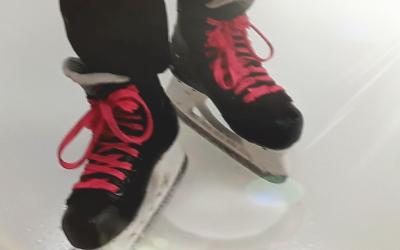 hokkarit pinkeillä nauhoilla