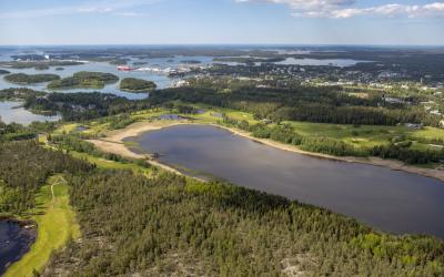 Kasarminlahden alueen ilmakuva. Etualalla eteläranta.