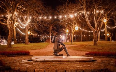 Rauhanpuisto iltavalaistuksessa, keskellä Toivo-patsas