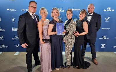 Vuoden seuratyöntekijä kunniakirjan kanssa sekä valintaraatilaiset 5 henkilöä