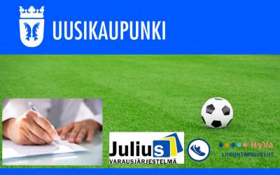 kuvituskuva jalkapallokenttätausta, kädet pitelee kynää ja lappu pöydällä