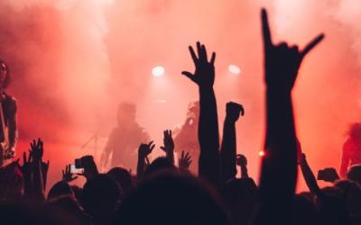 Kuvituskuva: ihmisiä keikalla.