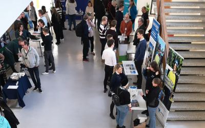 Ihmisiä rekrytointimessuilla