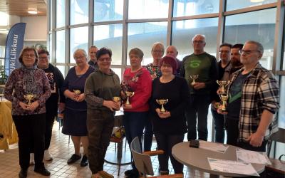 uintikuu kampanjan voittajat rivissä uimahallin kahviossa