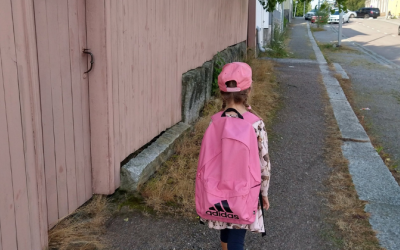 Pieni koululainen kulkee koulumatkaansa.