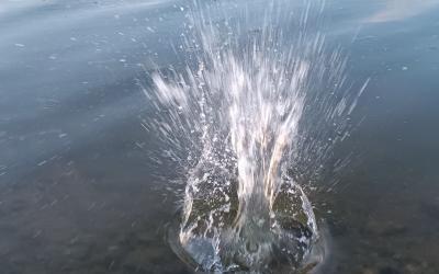 Vesiroiskeita uimahypyn jälkeen