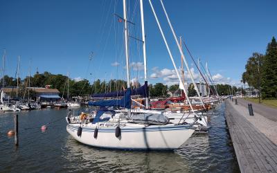 Veneitä kaupunginlahden rannalla.