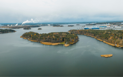 Dronella kuvattu ilmakuva, etualalla näkyy merta ja Vilissalon saaria, taustalla Yaran tehdasta ja satamaa.
