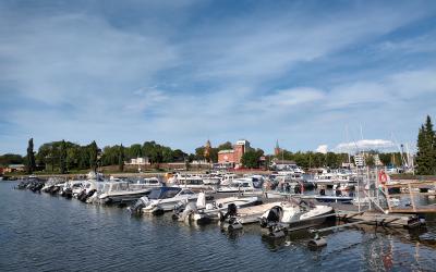 Sorvakon laiturissa olevia veneitä etualalla ja taustalla näkyy Pakkahuoneen kahvila ja Vason torni.