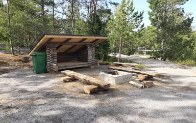 Pyhämaan laavu kuntopolun ja frisbee golf radan yhteydessä