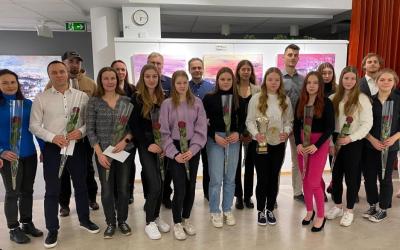 yhteiskuva menestyneet urheilijat palkintojen jakotilaisuudesta