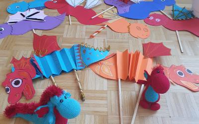 Kaikki hehkuvat -nukketeatteriesityksen lohikäärmenuket. 