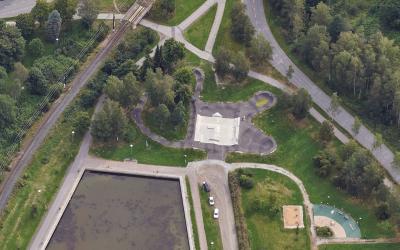 Ilmakuva skeittiparkista ja pumptrack-radasta, kuvassa myös näkyy osa Leijonapuistoa ja kaupunginlahden pohjukkaa