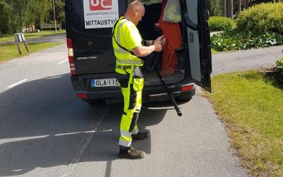 Kuvassa viemärinkuvaaja ja kuva autosta