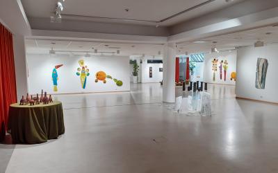 Taidenäyttelytila Liljelund-halli. Näyttelyssä on mm. veistoksia ja huovutettuja teoksia Karoliina Arvilommilta, Marjaana Rotkolta ja Pirjo Nylanderilta.