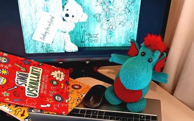 Hehku-lohikäärme tietokoneen ääressä