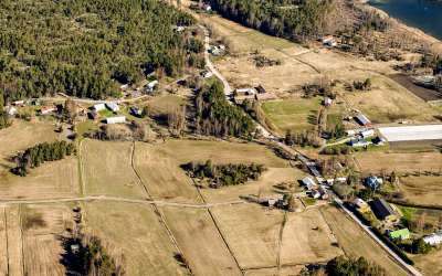 Ilmakuva Kettelin kylämiljööstä. Kuvassa näkyy metsää, peltoa, vähän merta, sekä erilaisia taloja ja piharakennuksia.