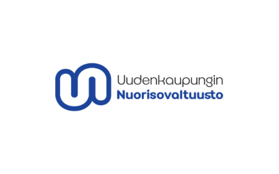 Uudenkaupungin nuorisovaltuuston sininen logo ja teksti valkoista taustaa vasten.