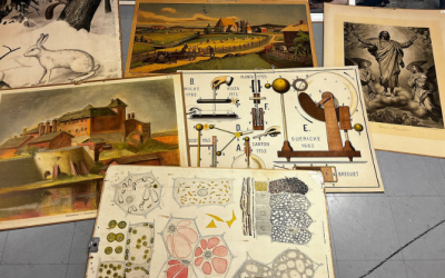 Vanhanaikaisia opetustauluja sekalaisine aiheineen. Koristeellinen kuva.