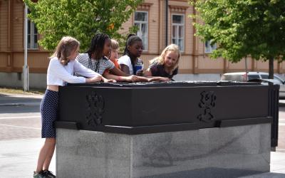 Lapsia Uudenkaupungin rauhan muistomerkillä.