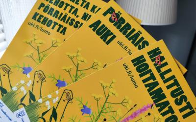 Kuvassa kotipihoille tarkoitetut lumokyltit. Värikkäät kyltit jotka kertovat pihan luonnon mukaisuuden eteen tehtävistä toimista