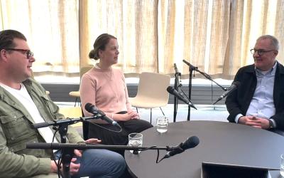 Heikki Rantala, Malla-Rannikko Laine ja Atso Vainio keskustelevat podcastin nauhoituksissa.