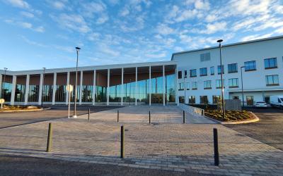 Wintteri-rakennuksen ulkoseinä, jossa lasia ja pylväät