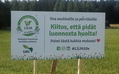 Kukkia voi poimia vapaasti lsjhn kylteilla merkityilta pelloilta.