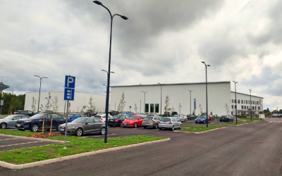 Autoja Wintterin pysäköintialueella, taustalla Wintteri.