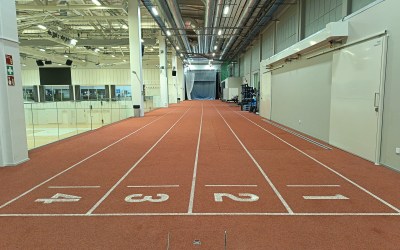 Vaakakuva yleisurheilualueen juoksusuorasta