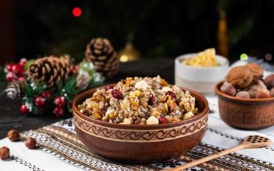 Jälkiruokakulho ja joulukoristeet pöydällä.