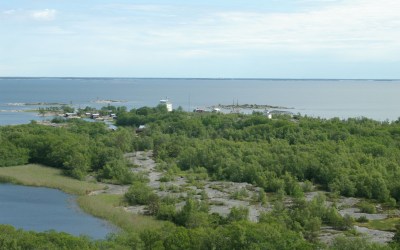 Kuva Isokarin majakkasaarelta, kuvassa vettä ja etualalla saari, rakennuksia ja laiva.