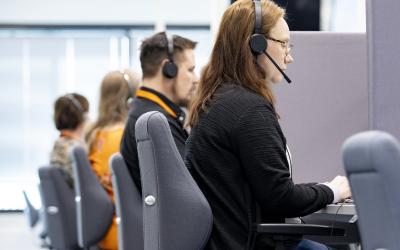 Työntekijöitä luurit päässään.