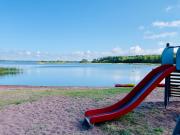 Lasten liukumäki rannalla