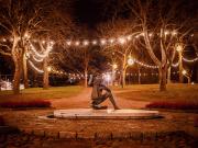 Rauhanpuisto iltavalaistuksessa, keskellä Toivo-patsas