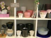 Kierrätyskeskuksen tavaroita, kuten astioita ja koriste-esineitä