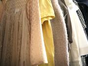 Vaatteita kierrätyskeskuksessa