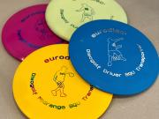 keltainen, punainen, vihreä ja sininen frisbeegolfkiekot