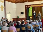 yleisön edessä hyvinvointijohtaja ja puheenjohtaja