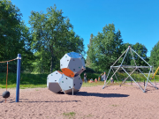 Ruokolan leikkikentän uusi kiipeilykuutio ja taustalla kiipeilypyramidi.