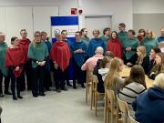 Naiskuorolaiset juhlatilaisuudessa