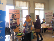 Seniorimessujen näytteilleasettajat keskustelevat messuvieraiden kanssa.