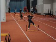 Lapsia urheilemassa yleisurheilutilassa