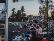 yleisöä katsomassa ulkoilmaelokuvaa