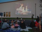 Peter pan elokuva heijastettuna rakennuksen ulkoseinään